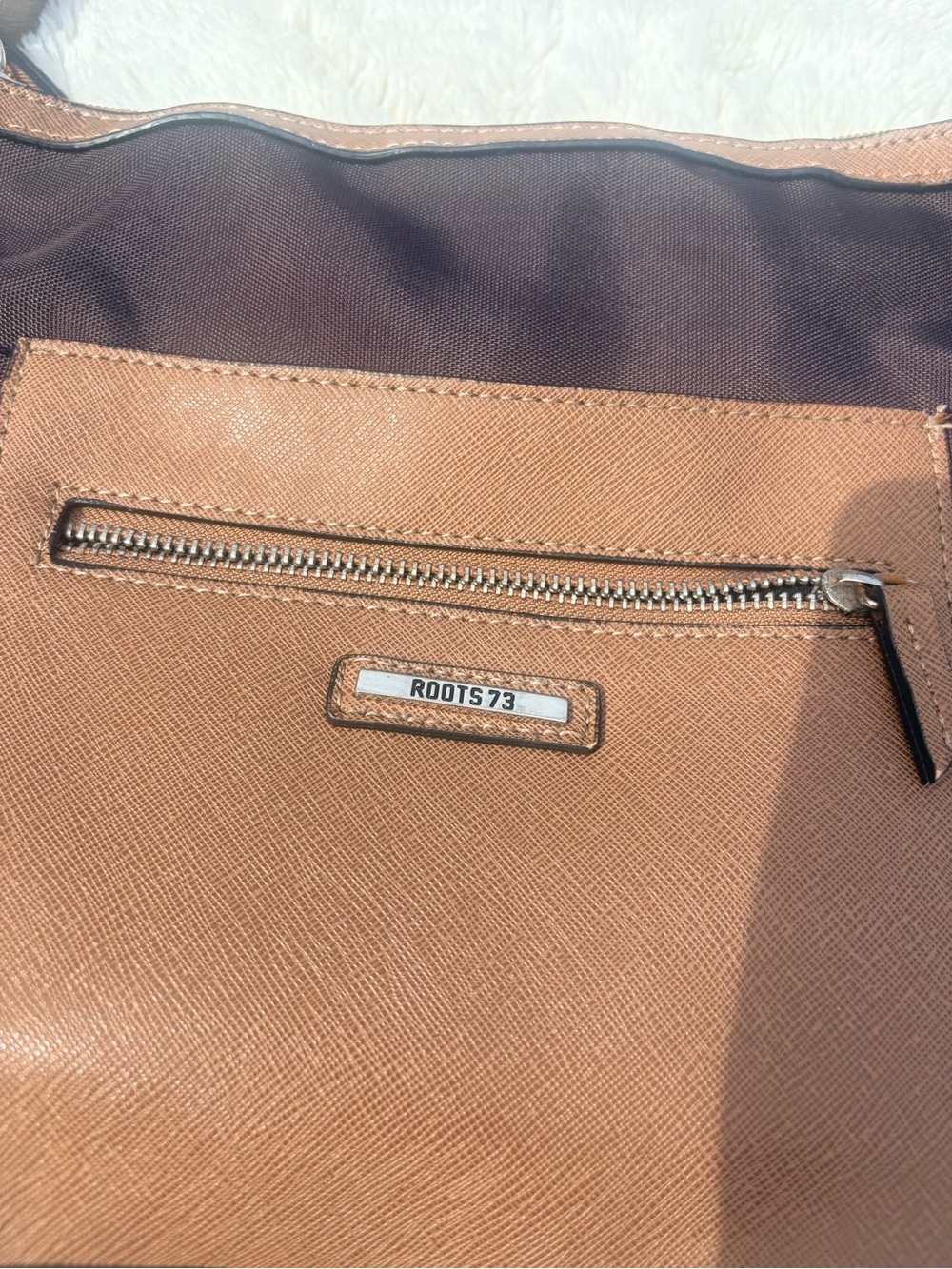 Roots Brown Crossbody Bag – Classic Heritage Leather Look | Everyday Minimalist - Picture 5 of 8